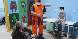 “super-doutor”-medico-atende-criancas-com-figurino-de-personagens-em-hospital-da-regiao