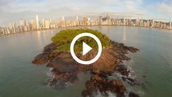 video:-drone-desvenda-‘misterios’-da-ilha-das-cabras-em-balneario-camboriu