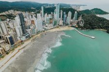 brasil-perdeu-15%-de-suas-praias-e-dunas-com-avanco-de-cidades-sobre-o-litoral,-como-ocorreu-em-balneario-camboriu;-entenda