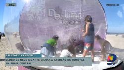 globo-de-neve-gigante-chama-atencao-de-turistas-na-praia-central