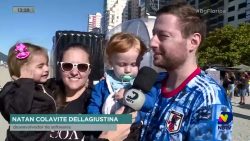 globo-de-neve-gigante-chama-a-atencao-de-turistas-na-praia-central,-em-balneario-camboriu