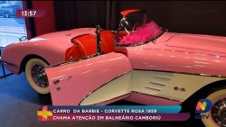 carro-da-barbie:-corvete-rosa-1959-chama-atencao-em-balneario-camboriu