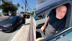 elon-musk-em-balneario-camboriu?-video-mostra-sosia-passeando-de-tesla