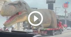 video:-dinossauro-gigante-em-cima-de-caminhao-surpreende-em-balneario-camboriu