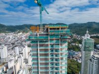 predio-luxuoso-surpreende-ao-ser-construido-sem-vigas-em-balneario-camboriu;-fotos