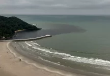 mancha-escura-surge-na-praia-de-balneario-camboriu-e-intriga-moradores;-foto