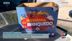 crianca-que-doar-para-a-maratona-de-brinquedo-nao-para-entrada-na-roda-gigante-em-bc