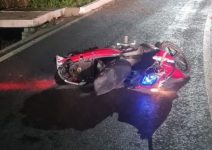 motociclista-morre-apos-sair-da-pista-e-acertar-rocha-em-balneario-camboriu