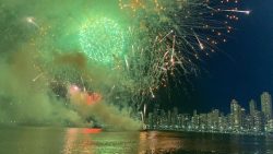 onde-assistir-aos-fogos-de-reveillon-em-balneario-camboriu,-alem-da-praia-central