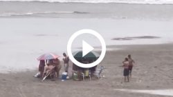 video:-chuva-nao-intimida-e-turistas-curtem-‘dia-de-praia’-em-balneario-camboriu