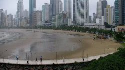 fotos:-chuva-traz-de-volta-‘piscinas-naturais’-a-praia-central-de-balneario-camboriu