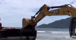 video:-com-ajuda-de-retroescavadeira-barcaca-e-rebocada-de-praia-de-balneario-camboriu