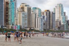 homem-e-preso-apos-mostrar-genitalia-na-praia-central-de-balneario-camboriu