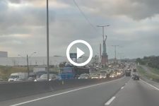 video:-filas-gigantes-e-caos-na-br-101-no-norte-de-sc-marcam-descida-para-as-praias