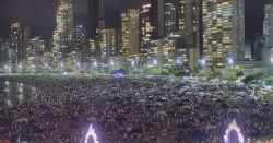 fotos:-mesmo-com-chuva,-praia-central-de-balneario-camboriu-lota-uma-hora-antes-da-virada