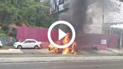 video:-motorista-de-aplicativo-e-passageira-escapam-de-incendio-em-carro-em-balneario-camboriu