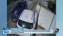 perseguicao-em-bc-termina-com-muro-de-casa-destruido-e-homens-presos,-transporte-irregular-em-moto