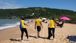 mutirao-de-limpeza-recolhe-residuos-nas-praias-agrestes-de-balneario-camboriu