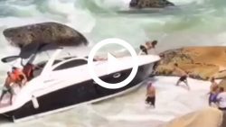 video:-lancha-fica-presa-em-pedras-na-praia-de-taquaras,-em-balneario-camboriu