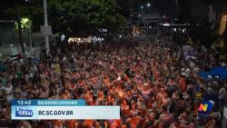 folioes-lotaram-a-avenida-atlantica-no-fim-de-semana-de-carnaval-em-balneario-camboriu