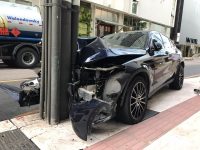 motorista-de-carro-de-luxo-foge-apos-bater-contra-poste-em-balneario-camboriu