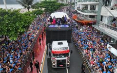 fotos:-milhares-de-folioes-curtem-bloco-de-carnaval-de-michel-telo-em-balneario-camboriu