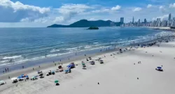 cacador-de-‘tesouros’-viraliza-com-achado-em-famosa-praia-de-sc