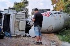 caminhao-desgovernado-tomba-e-destroi-fachada-de-residencia