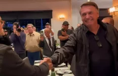 bolsonaro-janta-com-jorginho,-zanatta-e-integrantes-do-pl-e-da-autografos-em-restaurante de sc