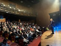 eri-johnson-estreia-temporada-no-teatro-de-balneario-camboriu-com-casa-lotada