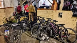 bikes,-arma-e-drogas:-pm-prende-6-pessoas-durante-operacao-em-balneario-camboriu