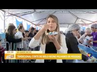 60-anos-de-balneario-camboriu:-tradicional-corte-de-bolo-reune-milhares-de-pessoas